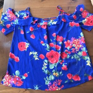 Cold shoulder floral top 🌺🌸
